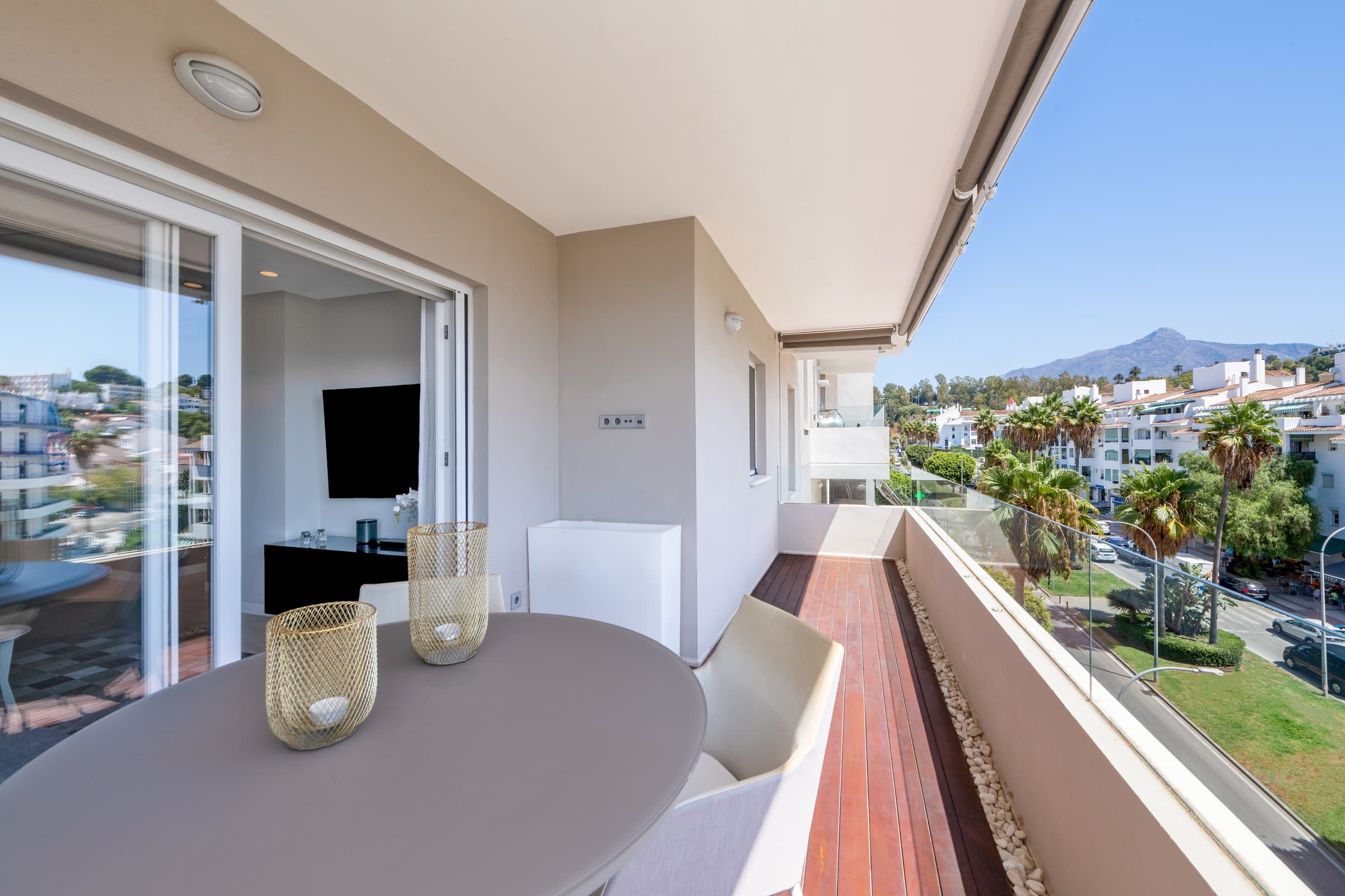 Modern Refurbished Apartment in Nueva Andalucia, exterior